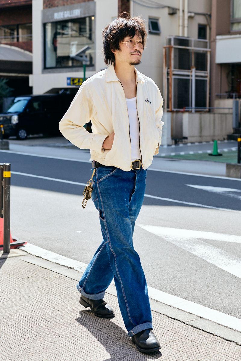 ジャケット、ブレスレット、リング、眼鏡＝すべて古着