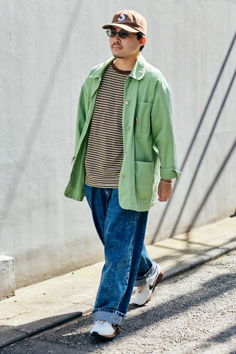 ジャケット＝古着　Tシャツ＝ボット　デニム＝ヘドメイナー　シューズ＝ナイキ　帽子＝シュプリーム　眼鏡＝ワイズ ブレスレット、リング＝ともに不明