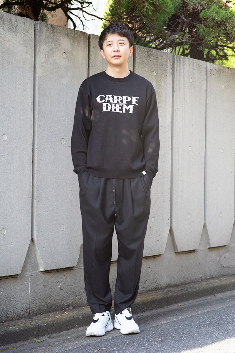 白スニーカー効果で、イカつくならないオールブラックコーデ 張益寧