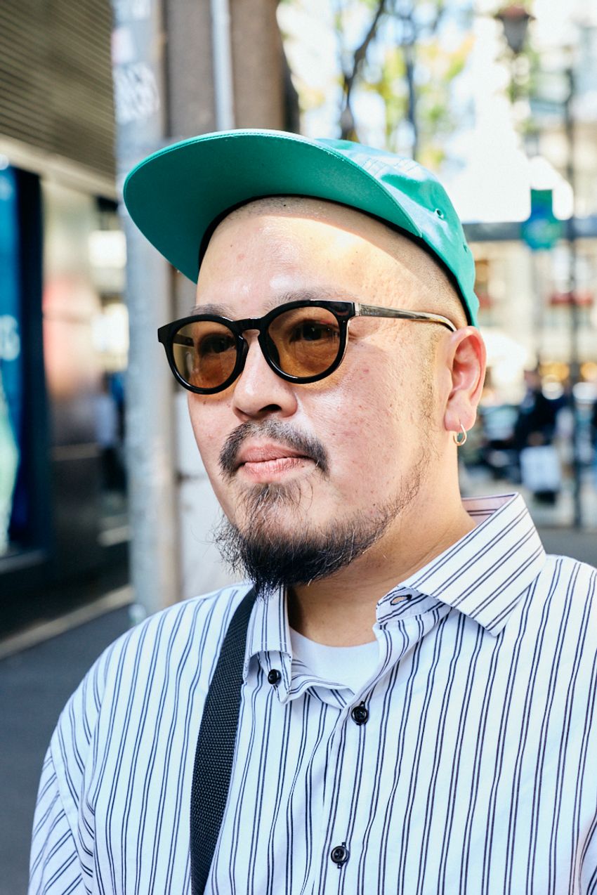 春の着こなしの大定番「キャップ＋シャツ」の模範解答5例。街角スナップでピックアップ！ - 2枚目の画像