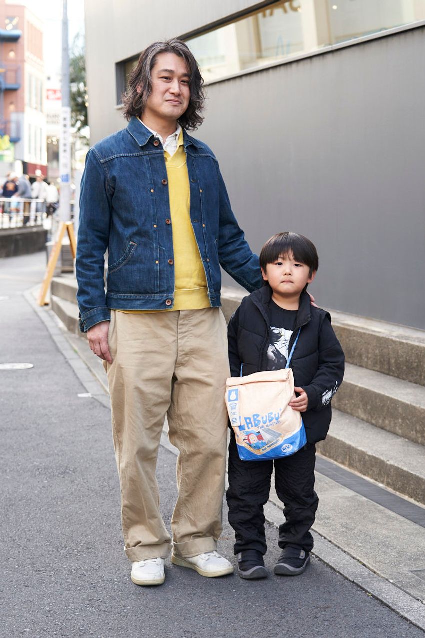 大定番「ベージュパンツ」。洒落た男たちはトップスに何を選んでいる？ 5人の好例をパパラッチ - 4枚目の画像