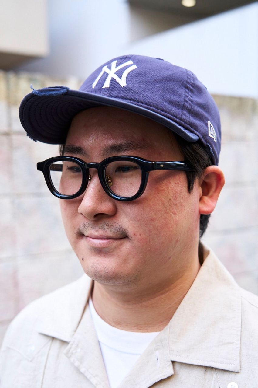 春の着こなしの大定番「キャップ＋シャツ」の模範解答5例。街角スナップでピックアップ！ - 8枚目の画像