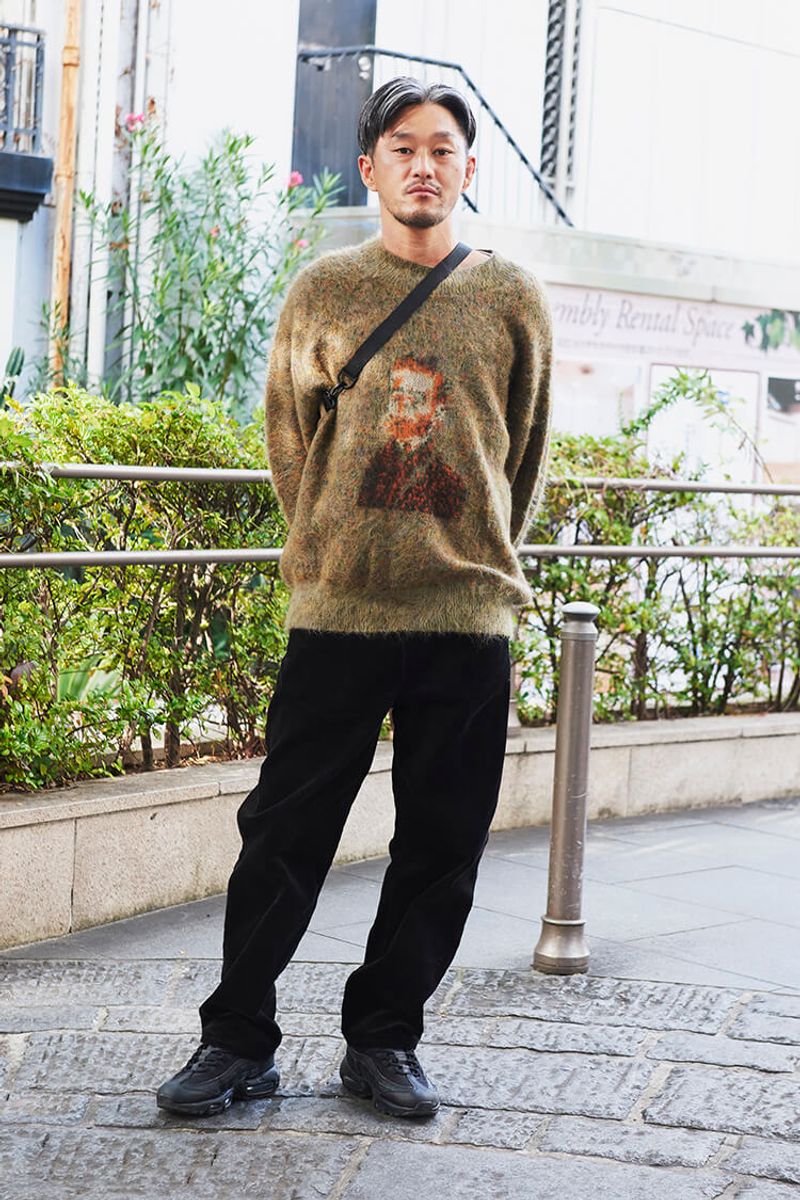 クセありニットを、黒のパンツで大人っぽく NORI