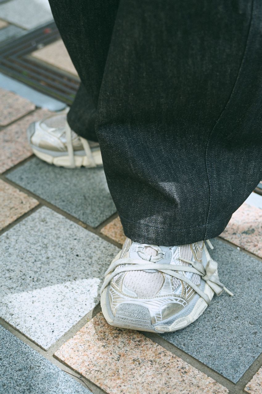 リーバイス、バトナー、ザラetc. 夏も重くたく見えない「黒デニム」の着こなし5選！ - 6枚目の画像