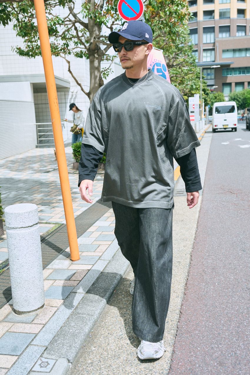 リーバイス、バトナー、ザラetc. 夏も重くたく見えない「黒デニム」の着こなし5選！ - 7枚目の画像
