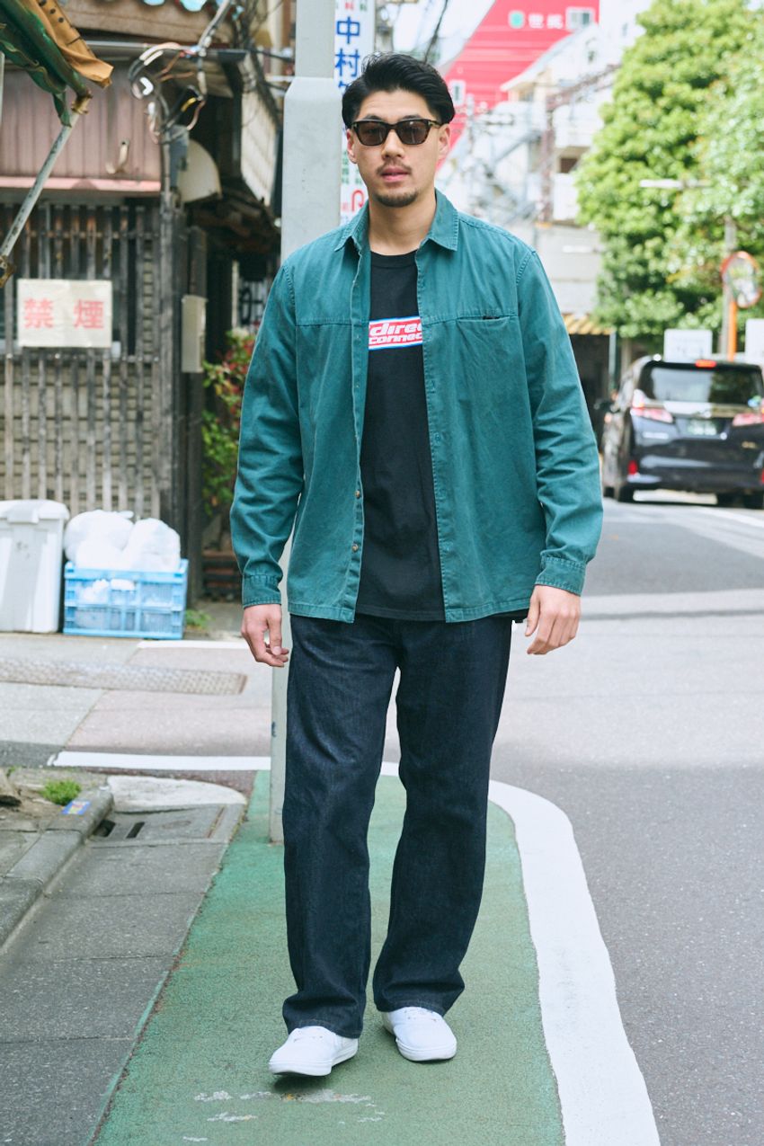 シャツは羽織るか、バンドカラーか。街角スナップに見る「シャツの着こなし」2大潮流を分析！ - 2枚目の画像