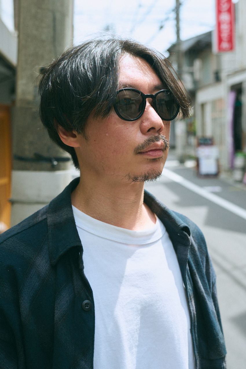 シャツは羽織るか、バンドカラーか。街角スナップに見る「シャツの着こなし」2大潮流を分析！ - 5枚目の画像