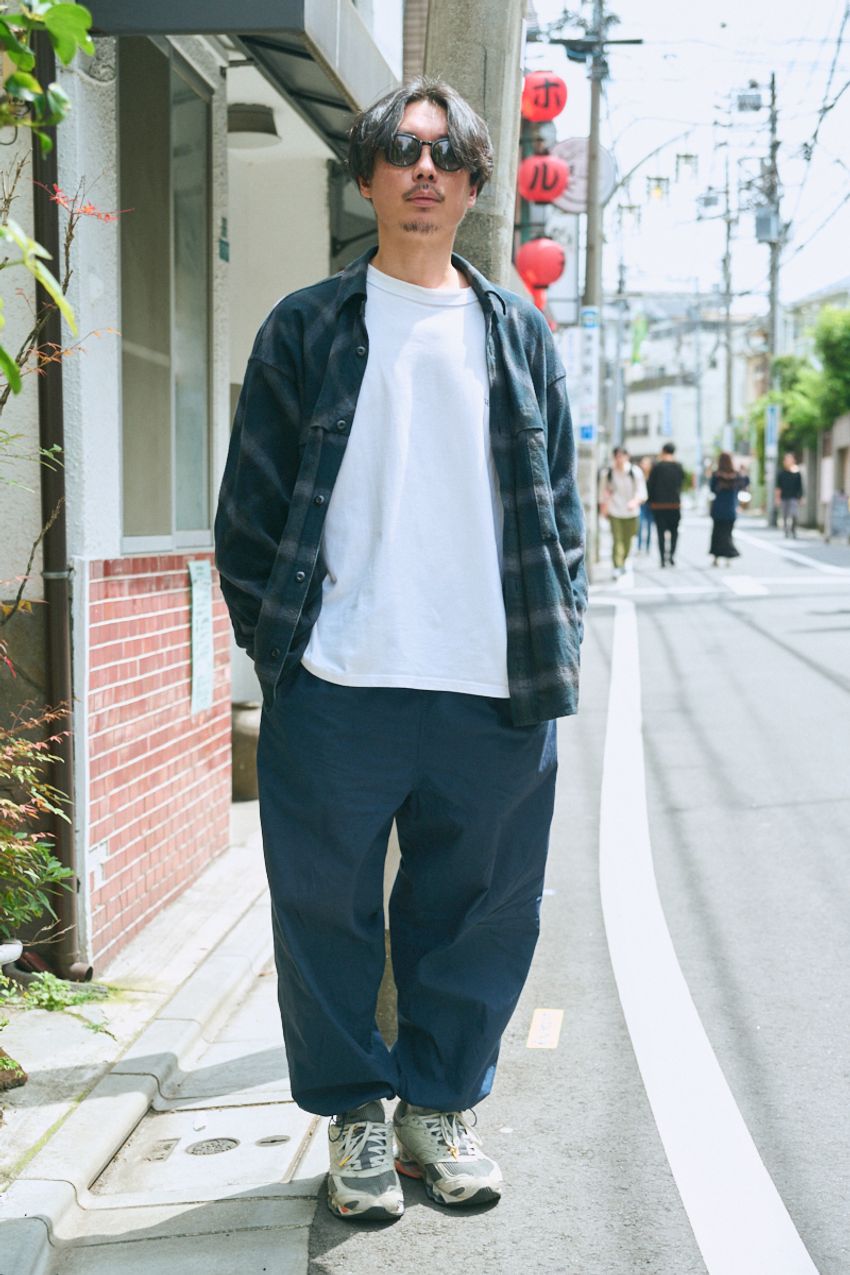 シャツは羽織るか、バンドカラーか。街角スナップに見る「シャツの着こなし」2大潮流を分析！ - 4枚目の画像