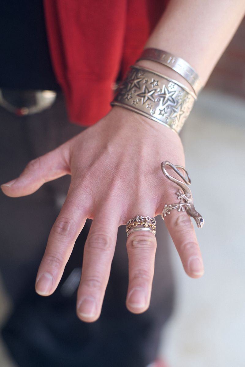 タカヒロミヤシタザソロイスト．のTシャツコーディネート | 260421-1605-51 アキモト 10枚目の写真