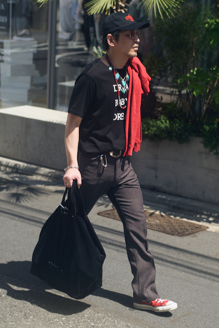 パーカ＝オーラリー　Tシャツ、眼鏡、ブレスレット2、リング2＝すべてタカヒロミヤシタザソロイスト．　パンツ＝ラングラー　シューズ＝コンバース　帽子＝ジャーナルスタンダード　バッグ＝セブンバイセブン　ネックレス＝不明　ネックレス2＝フローリアン　ブレスレット＝コディサンダーソン　ブレスレット3＝エルメス　リング＝クロムハーツ 