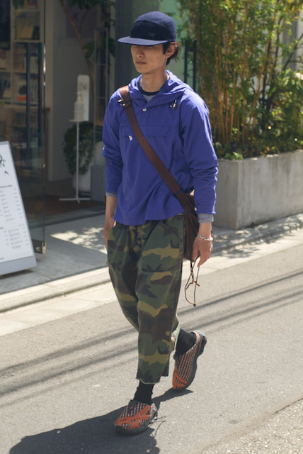 ジャケット、パンツ、ブレスレット＝すべて古着  Tシャツ＝ユニクロ　シューズ＝アシックス　帽子＝アークテリクス　バッグ＝アンブロ