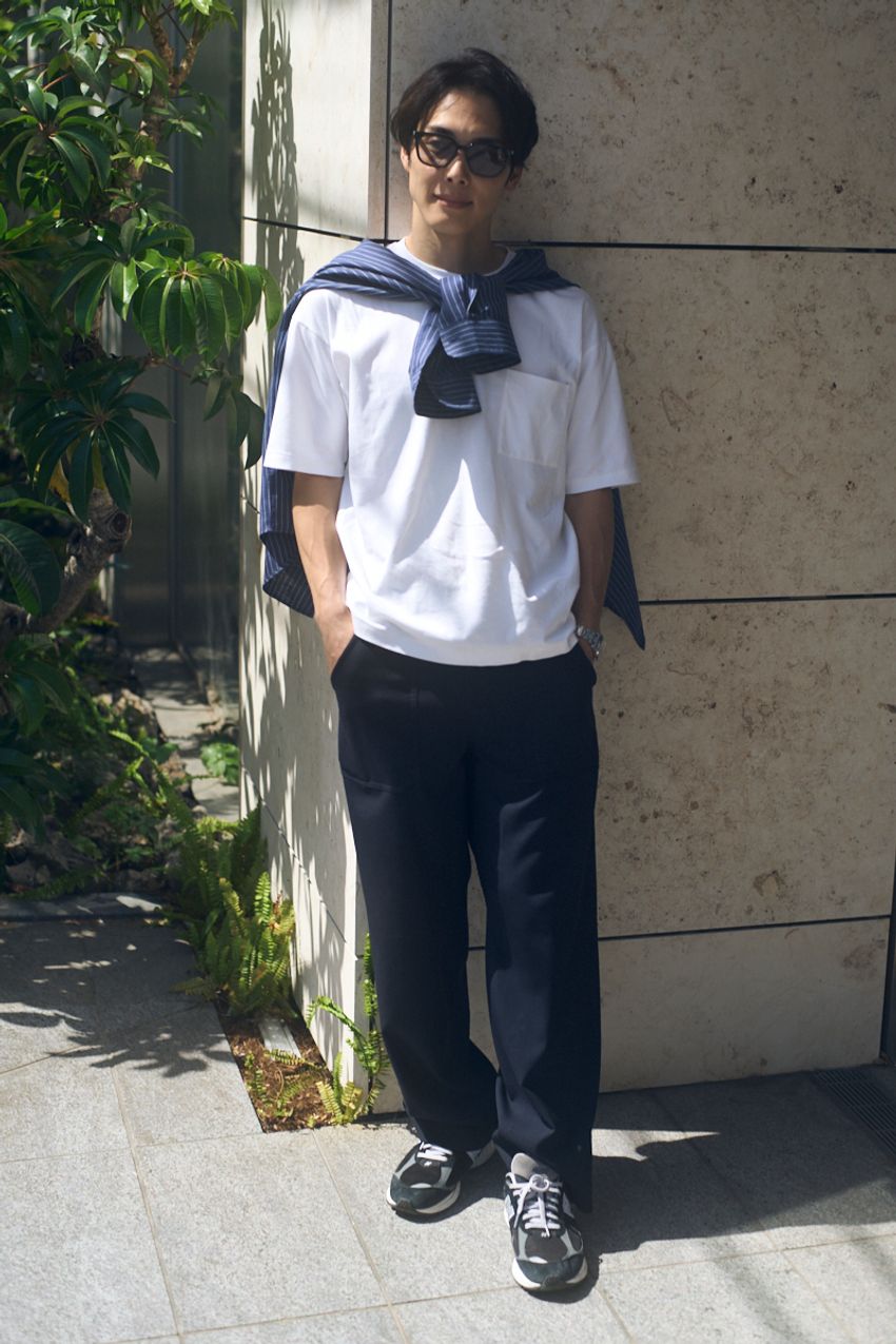 白Tは“長袖使い”がお洒落の決め手！ 街のファッション巧者から学ぶ夏の着こなしテク - 6枚目の画像