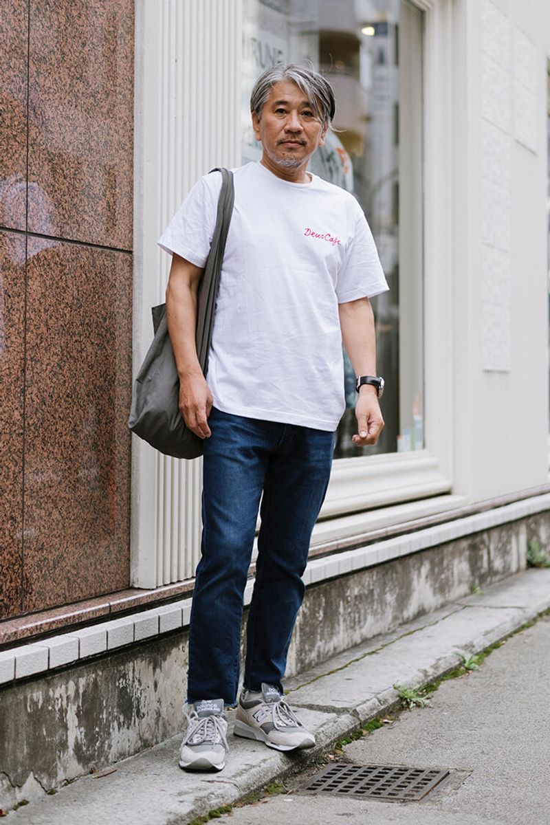 潔い白T×デニムも、小物の色を合わせで洒落者に 出地正