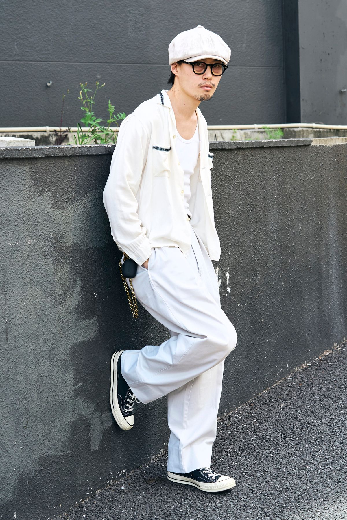 シャツ、パンツ、リング＝すべて古着