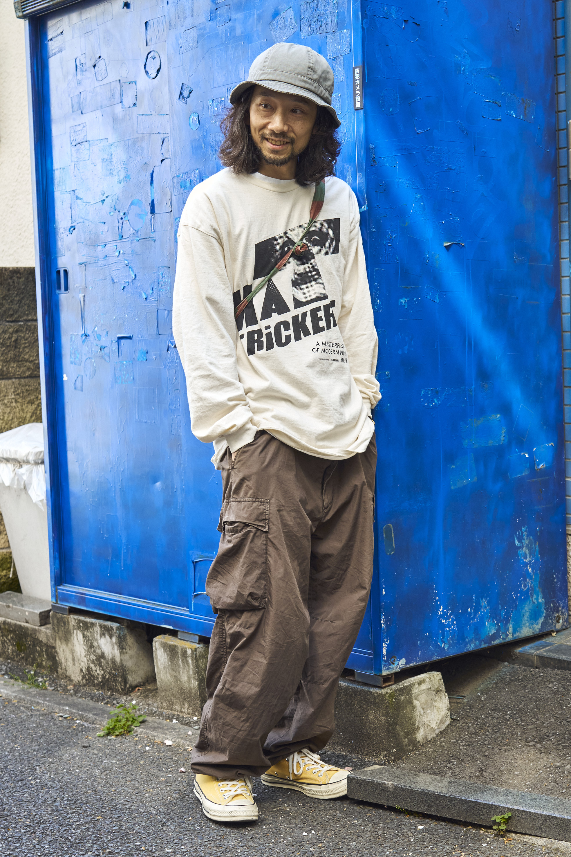 もうTシャツで十分！」という大人たちへ。街角のTシャツスタイルの