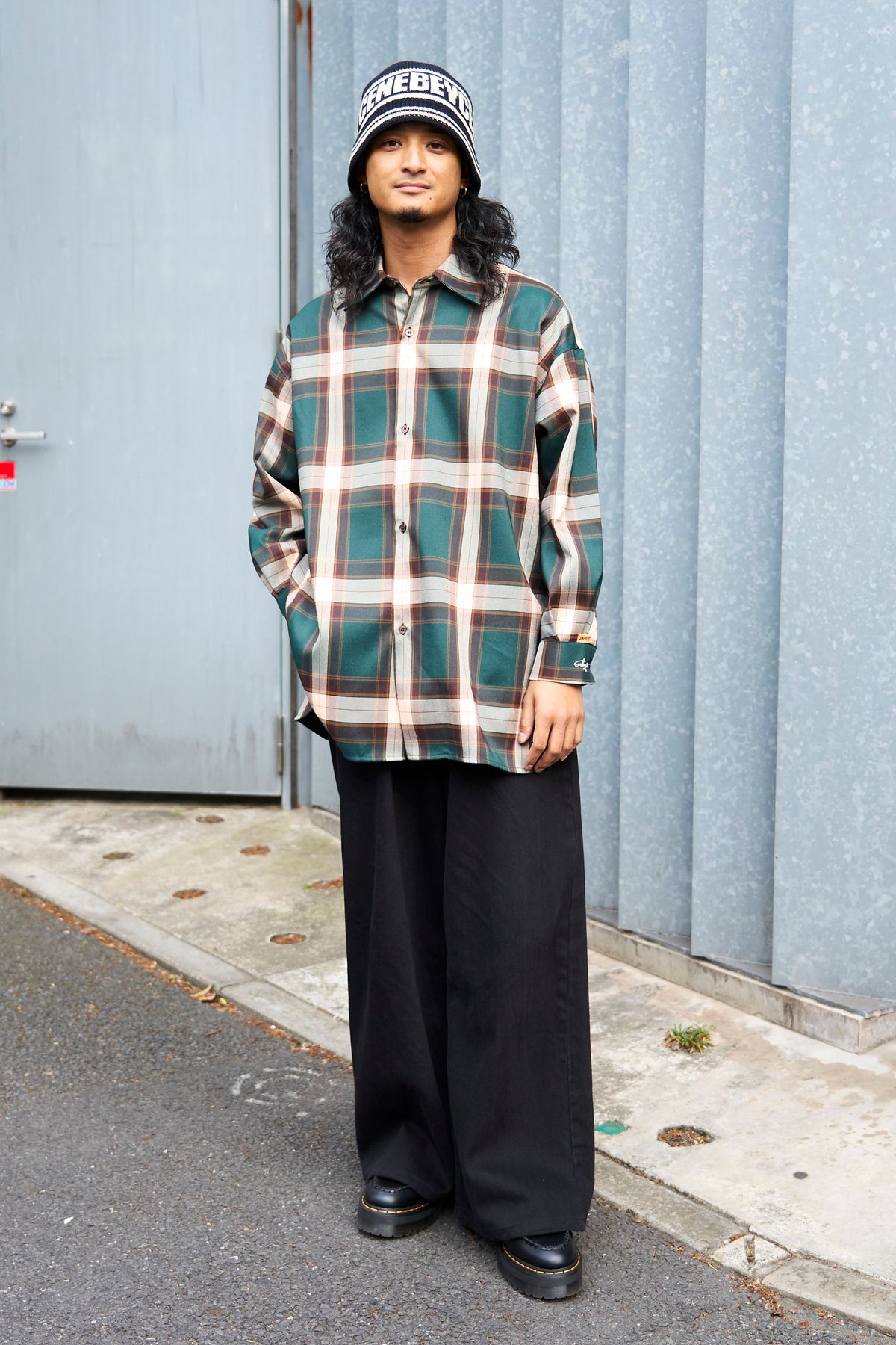 シャツ エネベイク  パンツ エネベイク  シューズ ドクターマーチン  帽子 エネベイク  ピアス ノーブランド  靴下 エネベイク