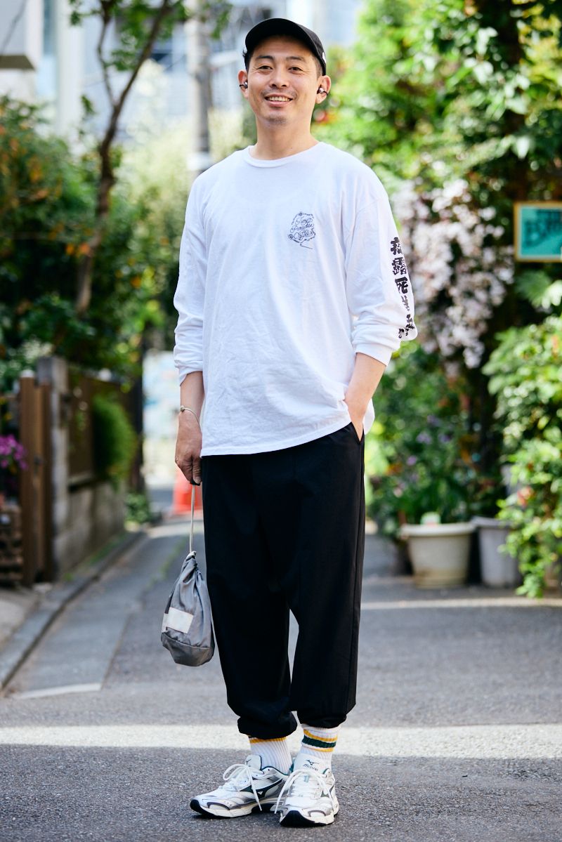 Tシャツ タイニーパラダイスコーヒー×画工遊鷹  パンツ コンビニエンスウェア  シューズ ミズノ  帽子 不明  バッグ ブリーフィング