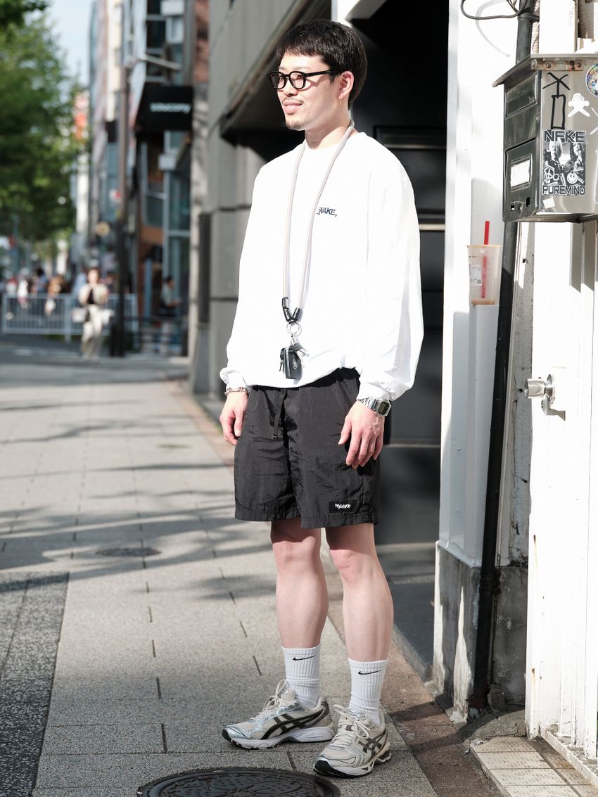 夏に映える“白スニーカー”、街では「アシックス」が人気！筆頭はゲルカヤノ、コーデ好例5選 - 4枚目の画像
