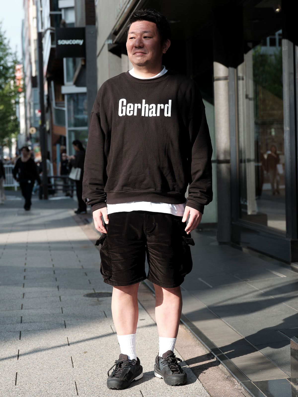 スウェット、Tシャツ、靴下＝すべてディバイディッドステイツオブオリーブ