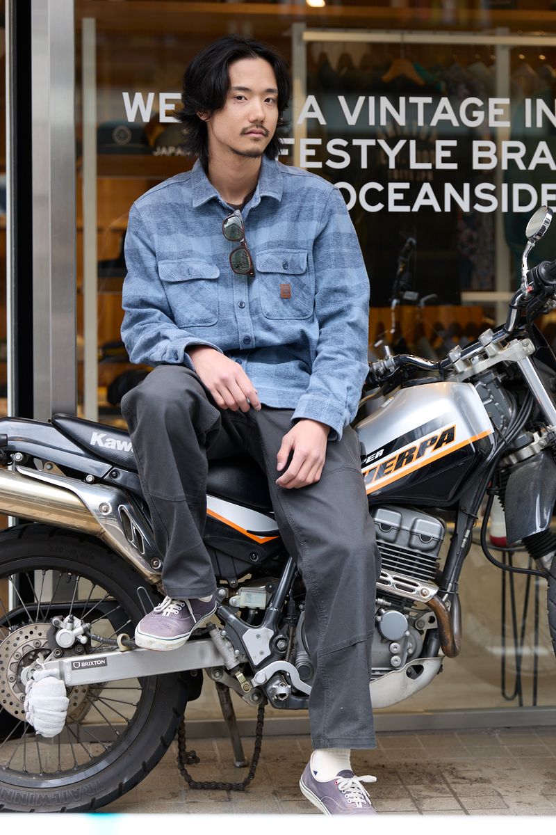 ブリクストンのシャツコーディネート | 260427-1138-01 うらべしんせい 2枚目の写真