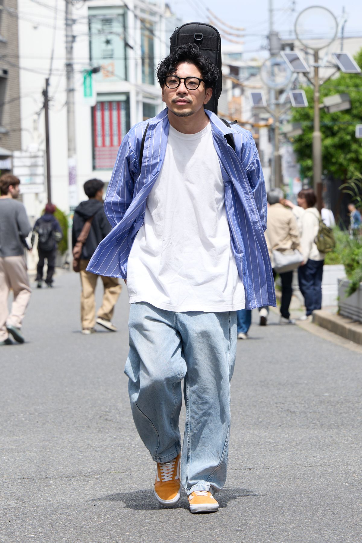 シャツ アズールバイマウジー  Tシャツ ユニクロ  デニム フリークスストア  シューズ ヴァンズ  眼鏡 ジンズ