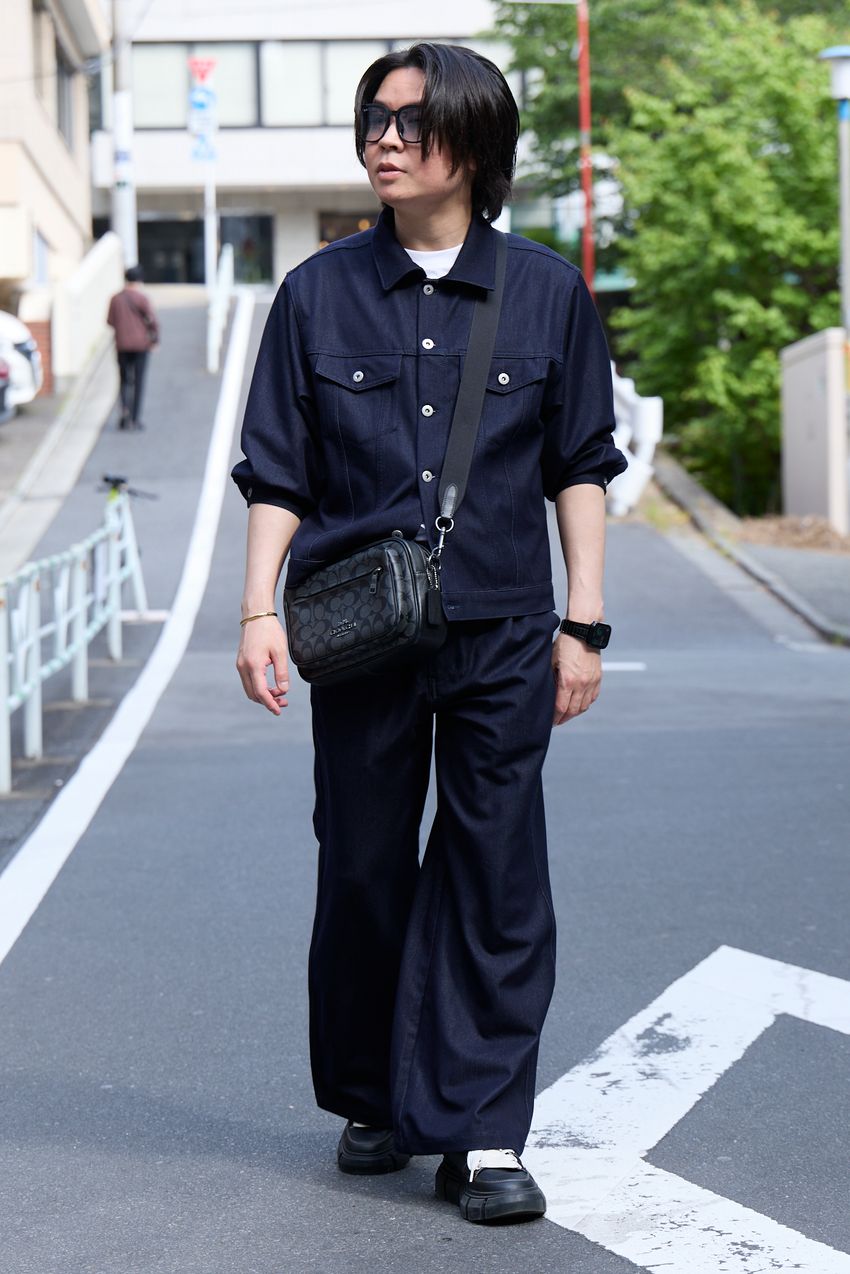 「全身ブルーコーデ」の魅力は今年も衰えず！洒落た男女5名のスタイルをパパラッチ - 2枚目の画像