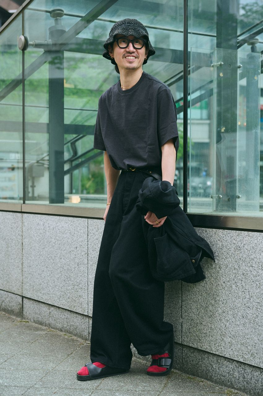 初夏の“ブラックコーデ”5選！ 人気No.1カラー、今年の傾向を街角スナップで探ってみた - 5枚目の画像