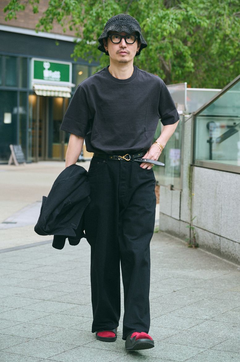 ジャケット、Tシャツ、デニム＝すべてマーカ