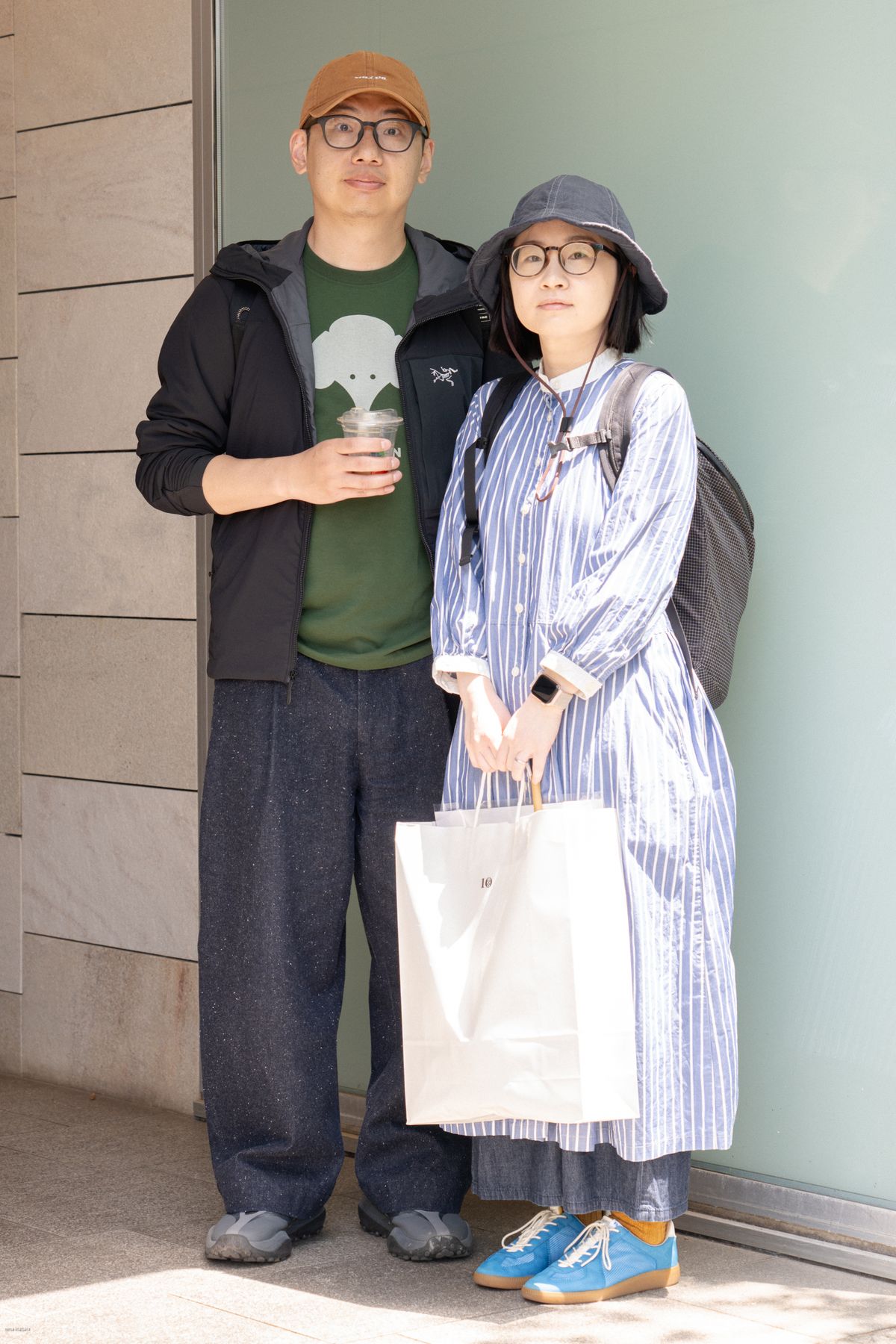 ジャケット＝アークテリクス　Tシャツ＝モンベル　パンツ＝ミズトキ　シューズ＝ファジョ　帽子＝ナイーブ  眼鏡＝ジンズ×スノーピーク　バッグ＝フライターグ　腕時計＝アップル