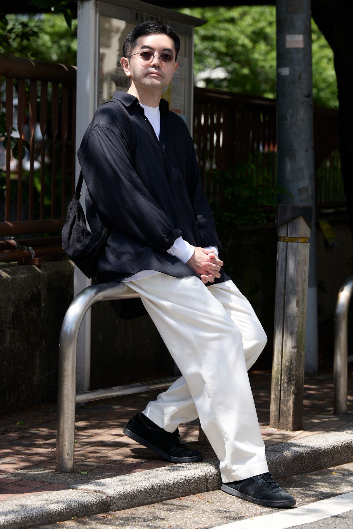 眼鏡＝オーラリー×アイヴァン　シャツ、Tシャツ、 バッグ＝すべてコモリ　パンツ＝ナナミカ 　シューズ＝アディダス