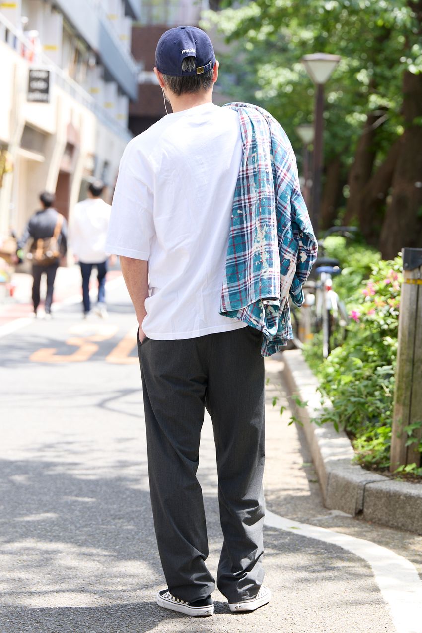 白Tは“長袖使い”がお洒落の決め手！ 街のファッション巧者から学ぶ夏の着こなしテク - 3枚目の画像