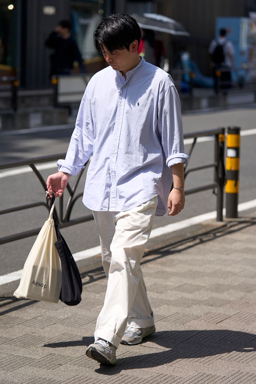 街角スナップで学習！「シャツ」コーデは袖捲りでラフに着るのが正解。模範解答5選 - 14枚目の画像