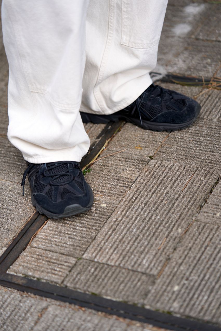 やっぱり増えてた“白パンツ勢”。街では「黒スニーカー合わせ」が大人気だった！ - 5枚目の画像