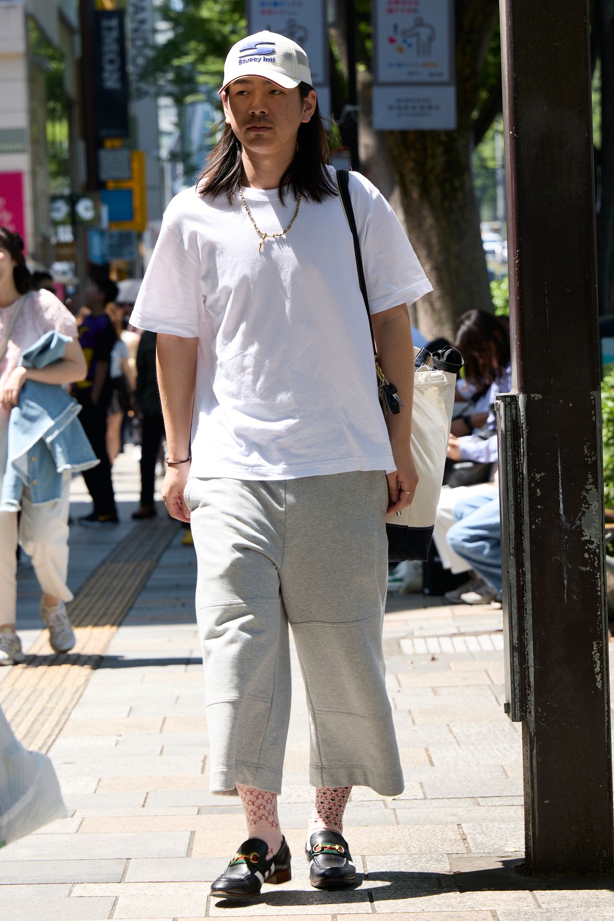 帽子、バッグ＝ともにステューシー
