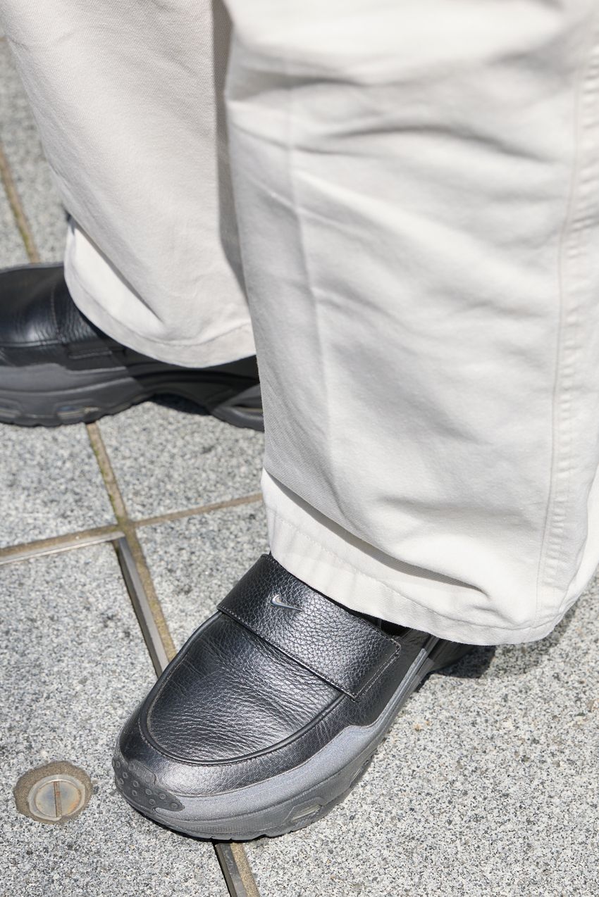 やっぱり増えてた“白パンツ勢”。街では「黒スニーカー合わせ」が大人気だった！ - 9枚目の画像