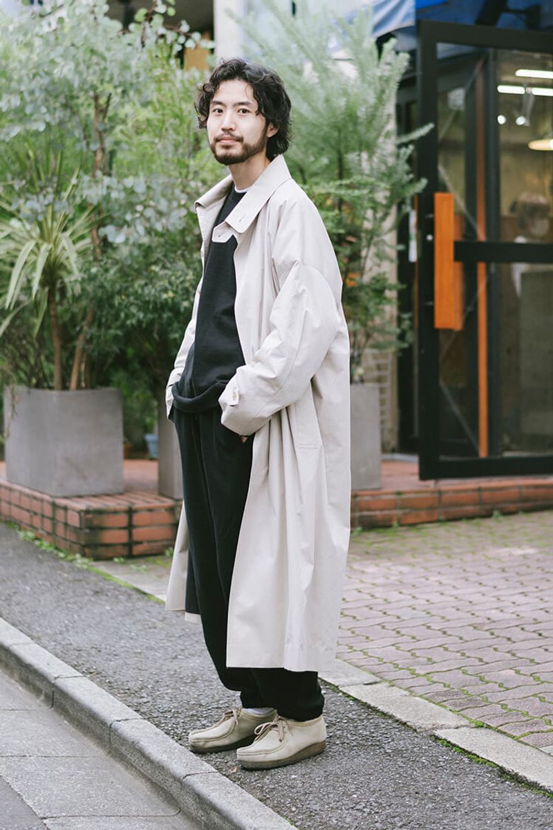 ゆる〜い上下をクリーンに見せる、薄色コートとクラークス 山本 遼