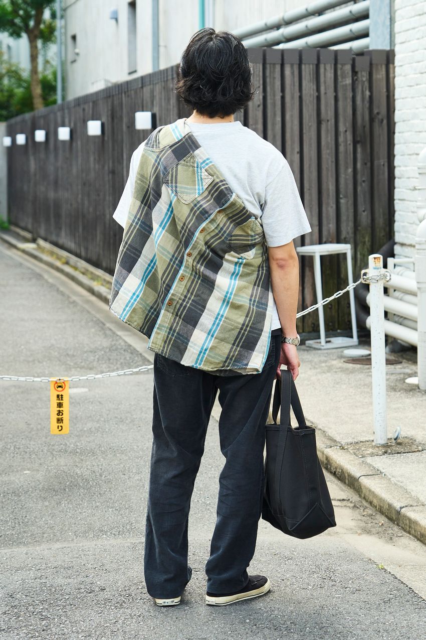 白Tは“長袖使い”がお洒落の決め手！ 街のファッション巧者から学ぶ夏の着こなしテク - 10枚目の画像