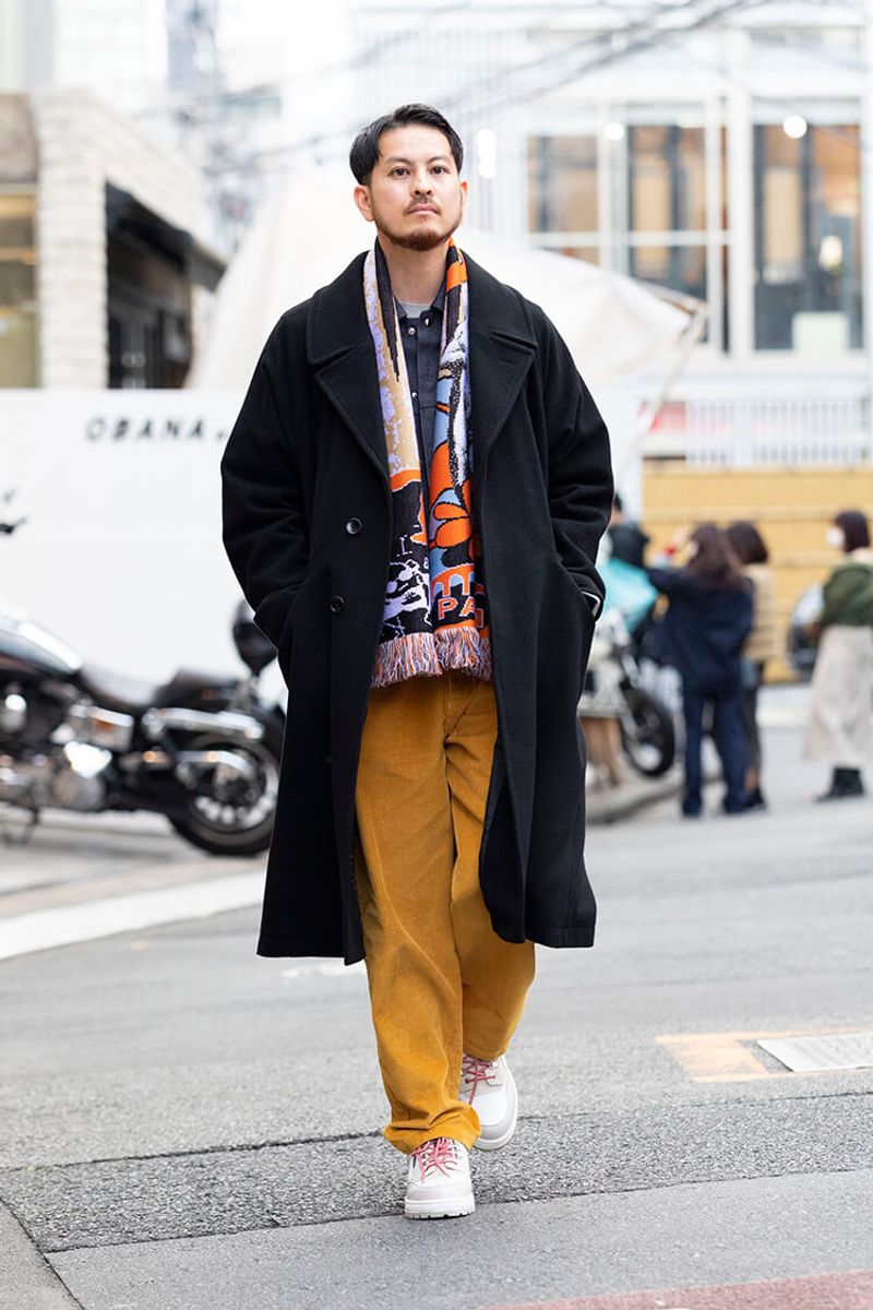 色も柄もキュッとまとめるブラックコートマジック 堀内晃太