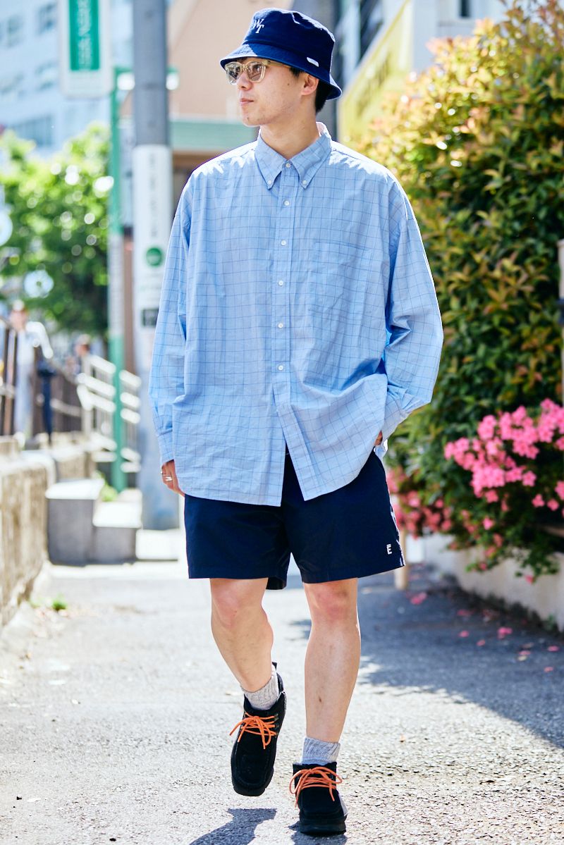 帽子＝ダブルタップス　眼鏡＝ノーブランド　シャツ＝グラフペーパー×トーマスメイソン　Tシャツ 、パンツ＝ともにエンノイ　ブレスレット、リング＝ともに古着　シューズ＝ダイワピア39×クラークスオリジナルズ