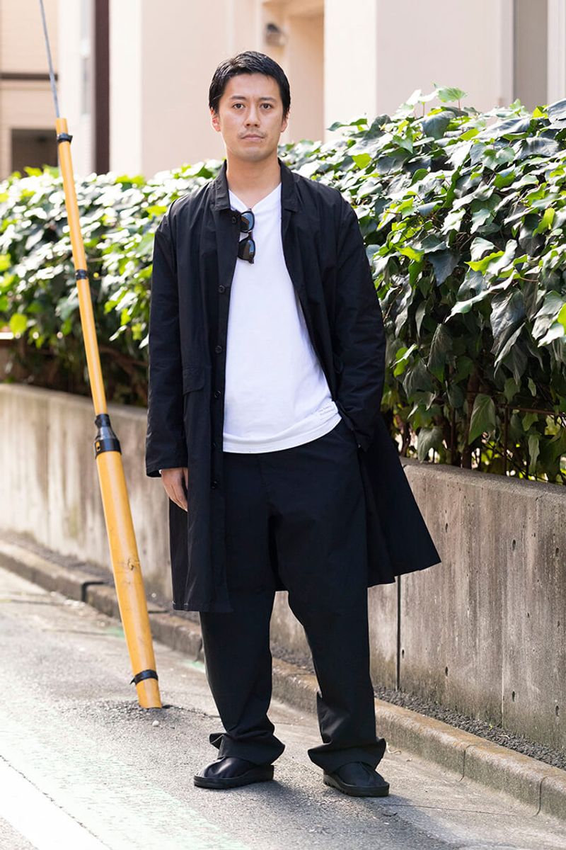 ストイックなモノトーンスタイルに、パンツの裾で可愛げを 宮崎達也