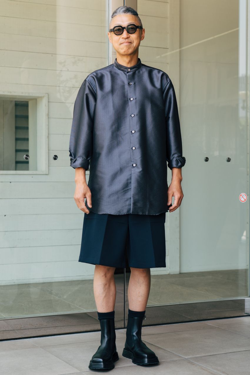 街の大人たちが駆使した「シャツの着こなしテクニック」。袖まくり、タックイン、インナーちら見せetc. - 10枚目の画像