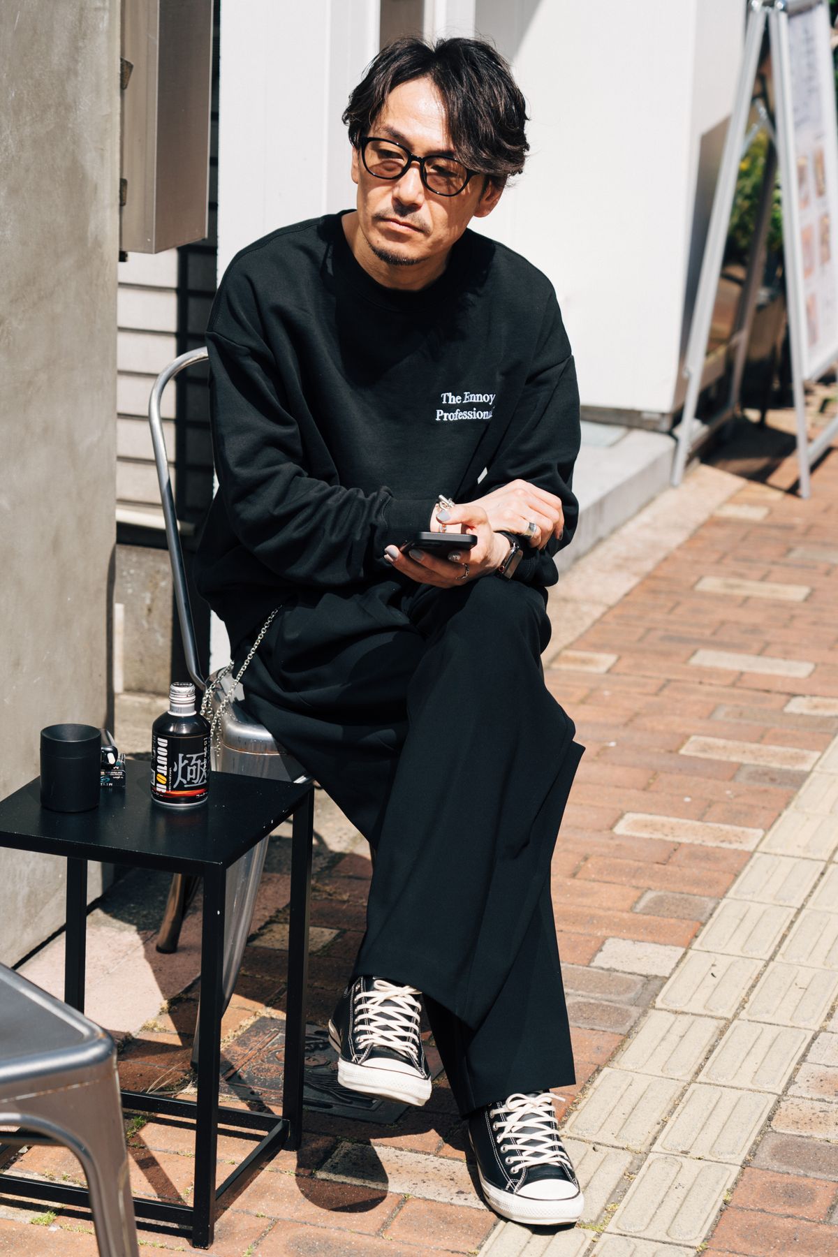 眼鏡 不明  スウェット エンノイ  パンツ 不明  ウォレットチェーン マーズ  ブレスレット エルメス  腕時計 アップル  リング エルメス  リング2 シャネル  シューズ コンバース