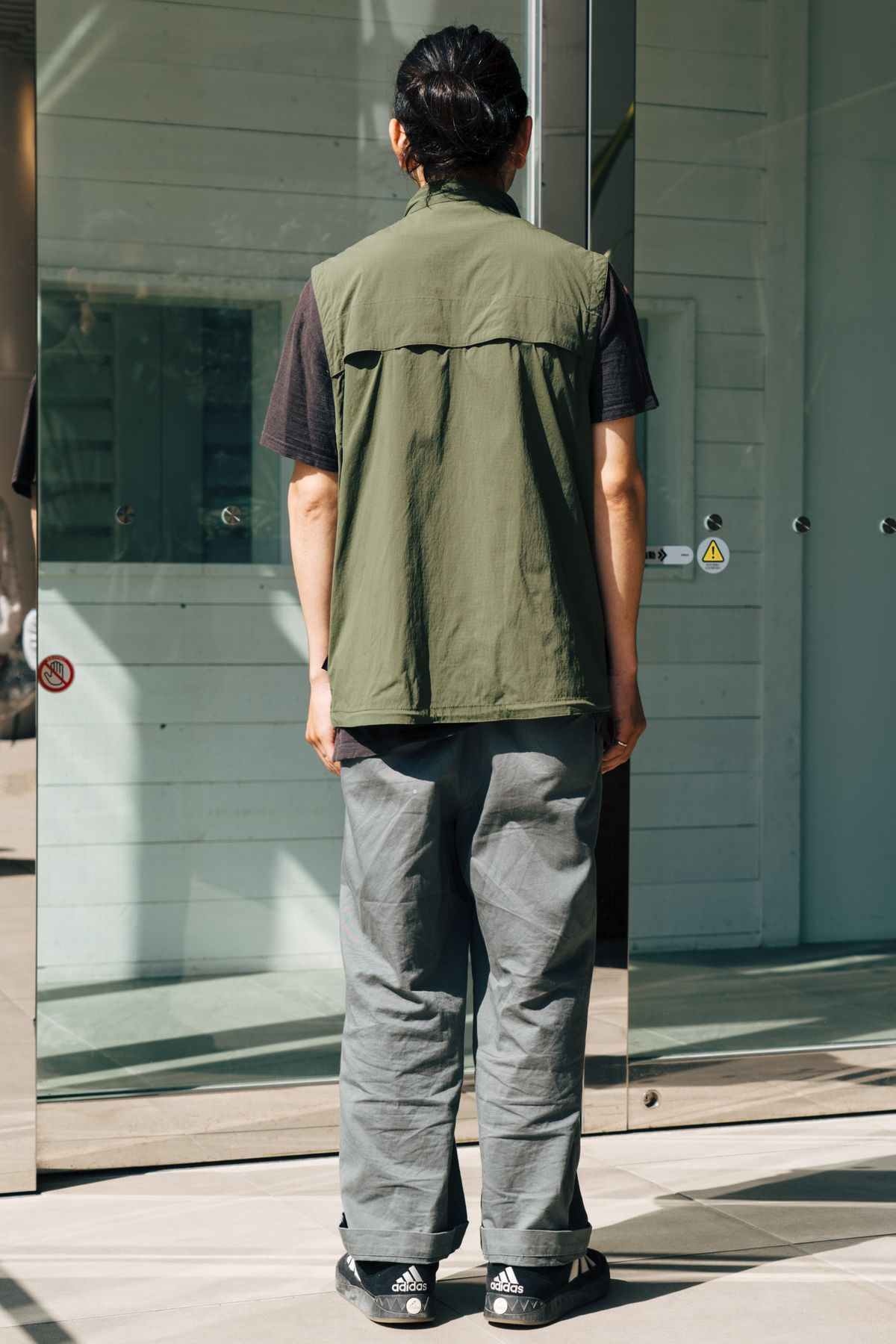 ベスト 古着  Tシャツ ユニクロ  パンツ 古着  リング 不明  シューズ アディダス