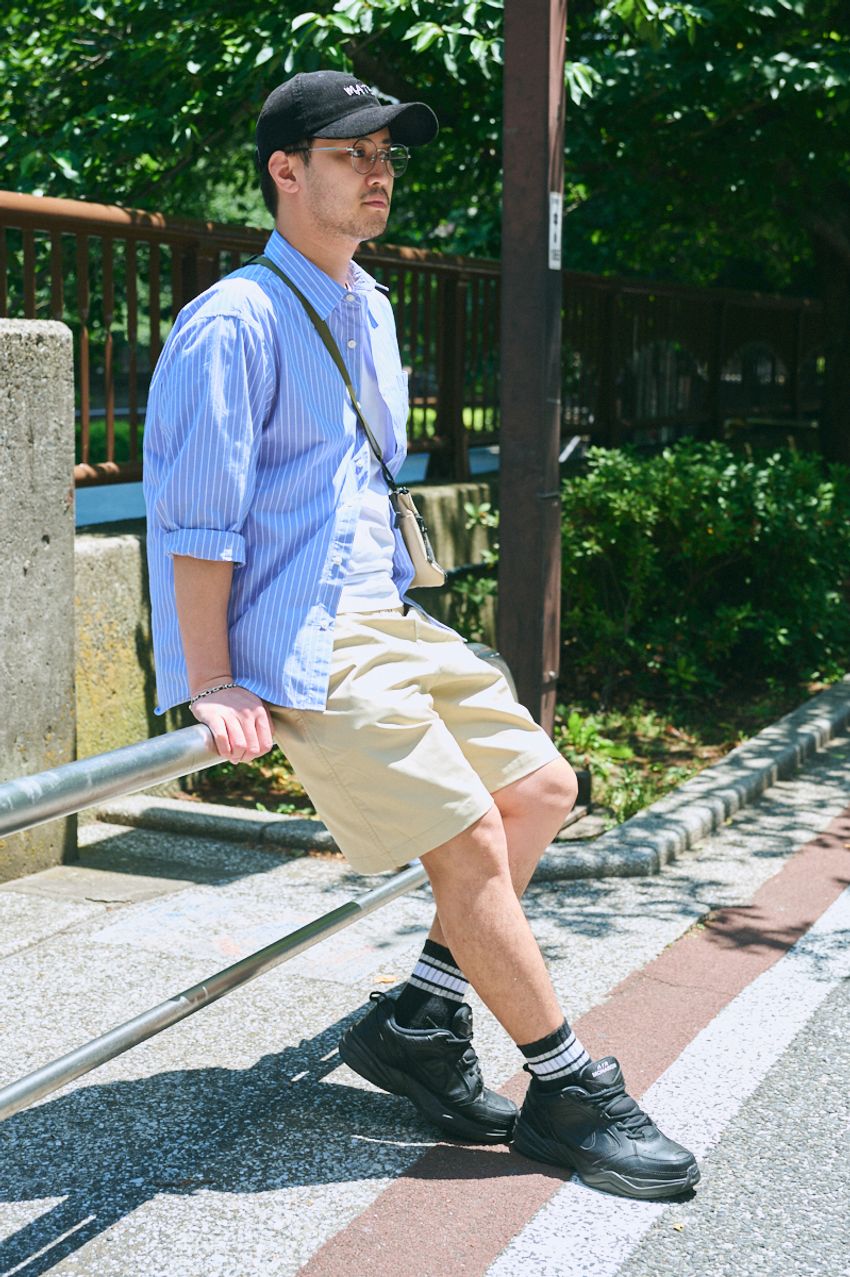 この時季のシャツは「ボタン全開でガバっと羽織る」が正解。模範解答となる5名をスナップで - 5枚目の画像