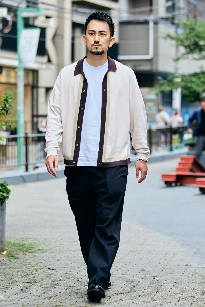 カーディガン、パンツ＝ともに古着