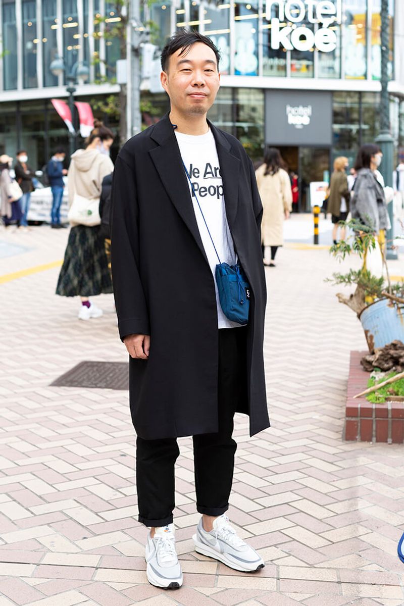 モードなブラックスチェスターを、サコッシュと足元で絶妙ハズし 中井勇介