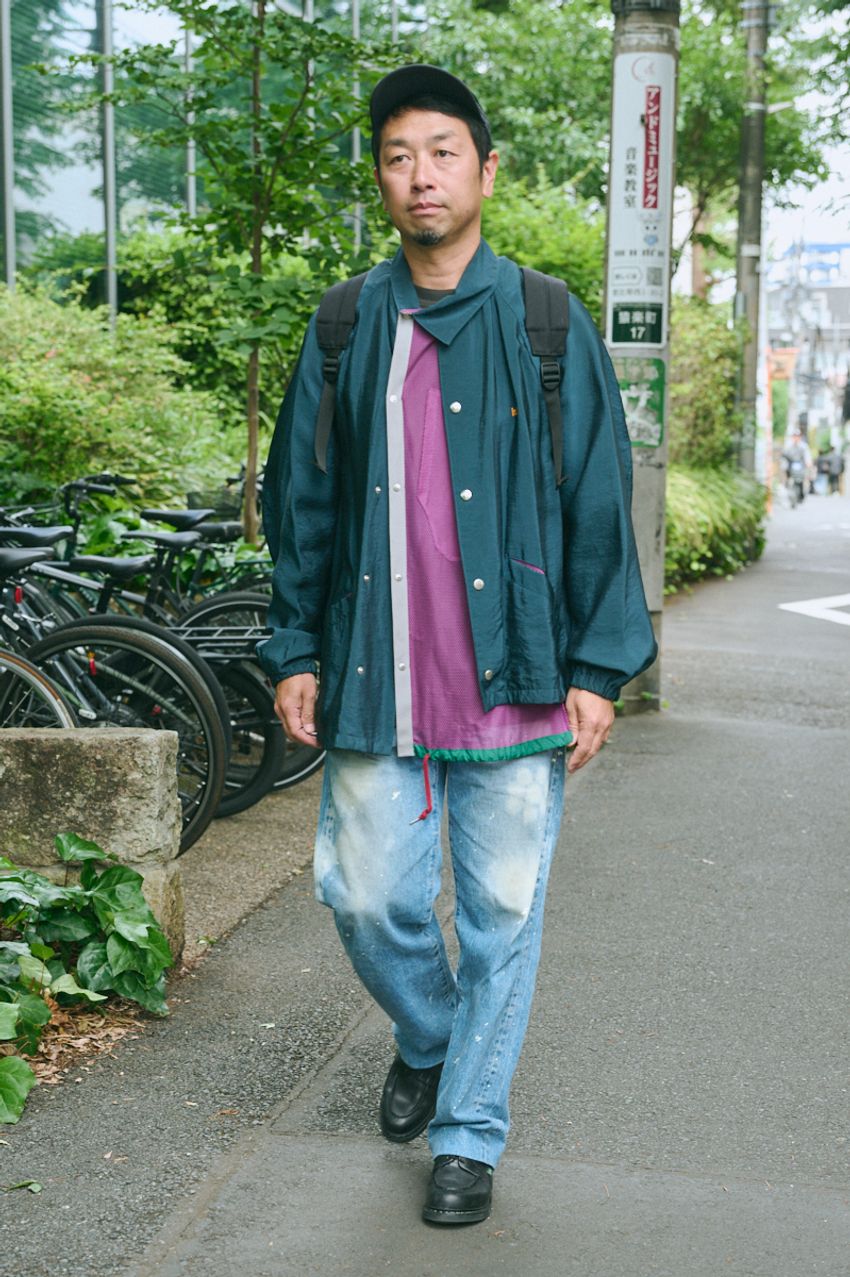 梅雨の「薄ブルーデニム」スタイル5選！気温20度ちょいで真似たい“長袖とのコーデ術”をスナップで - 4枚目の画像