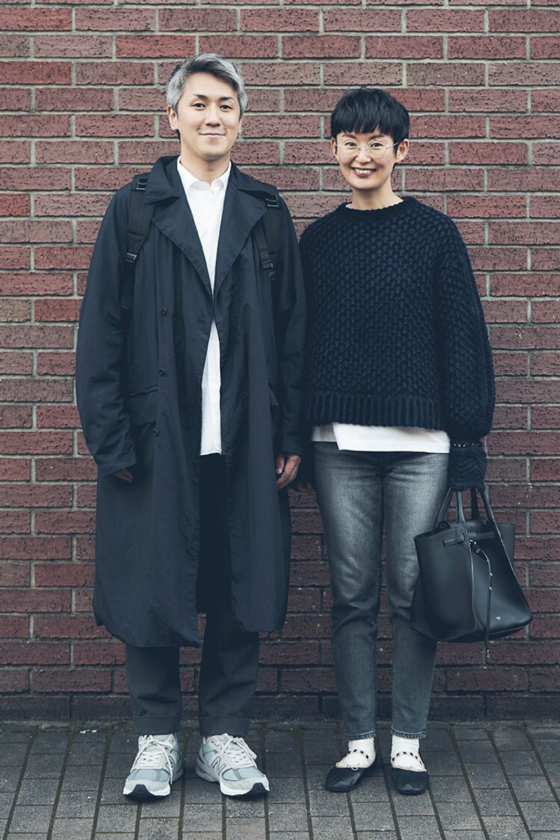 ブラックコートも白シャツ＆ニューバランスで爽やかに 岩崎真也