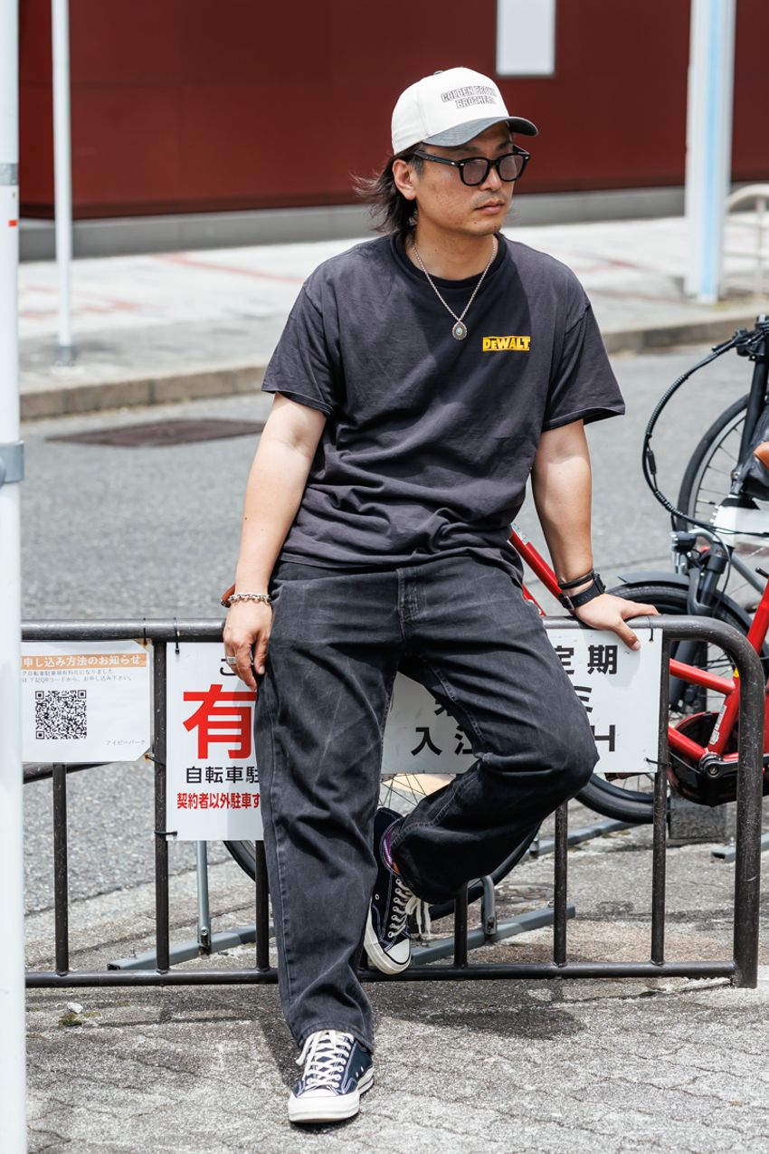 リーバイス、バトナー、ザラetc. 夏も重くたく見えない「黒デニム」の着こなし5選！ - 9枚目の画像