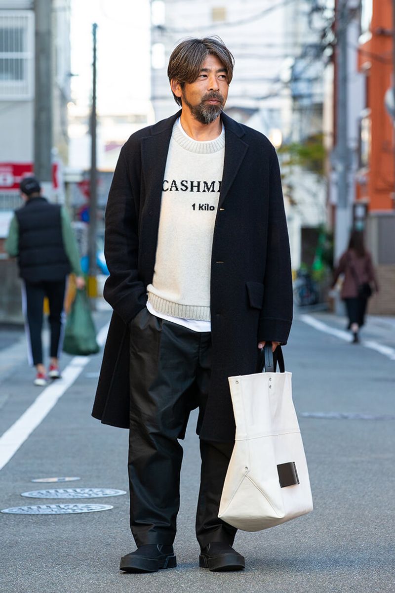 柔和なモノトーンコーデの秘訣は、バッグまでゆったりしたサイズ技にあり 錦戸正志